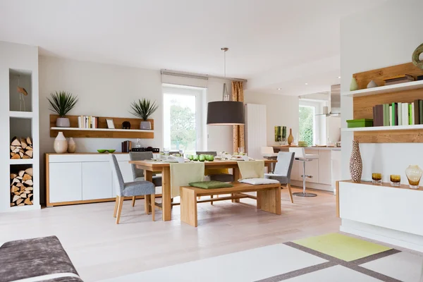 Grande résidence familiale lumineuse avec vaste jardin arboré, terrasse couverte et accès direct plage.