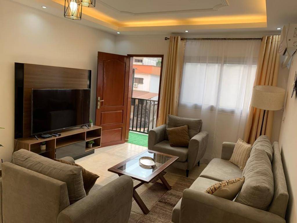 Meublé Benji de Bastos, face commissariat 10 eme