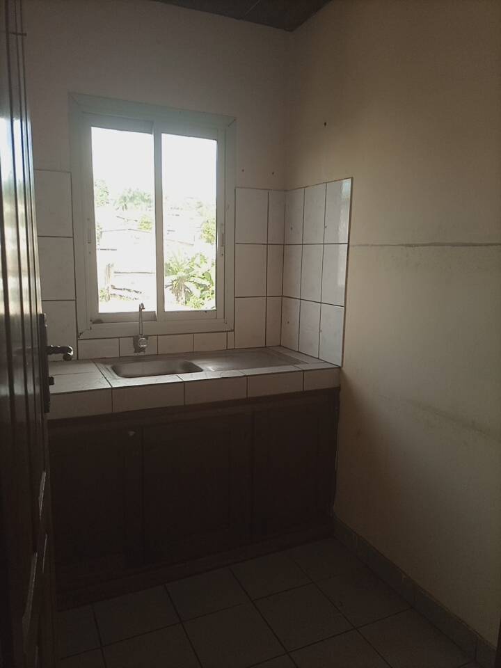 UN STUDIO SPACIEUX A LOUER A EFOULAN