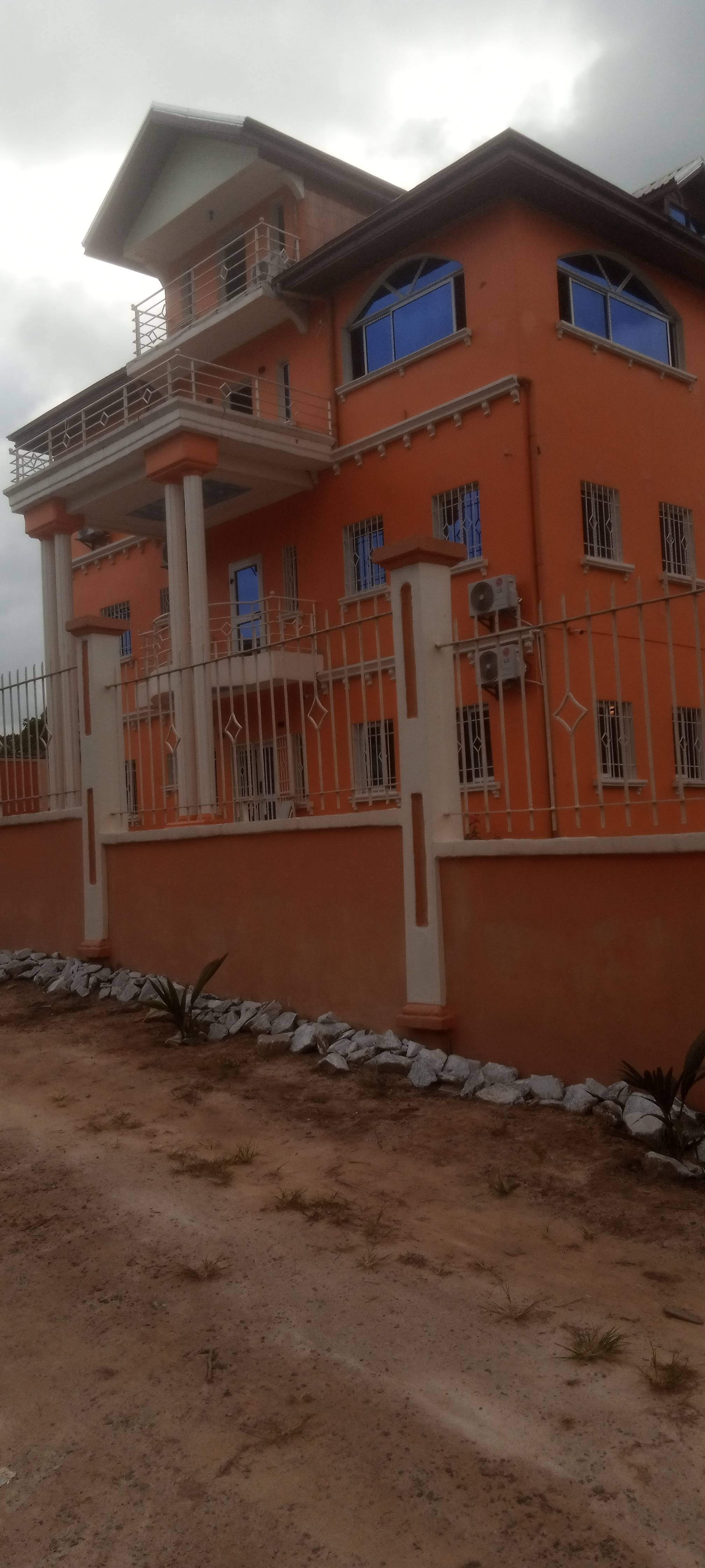 appartement meublé situé en bordure de route non loin de la plage