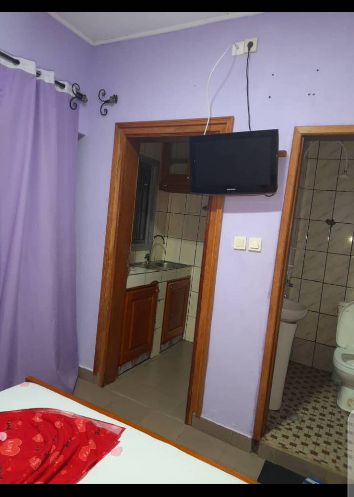 chambre bien équipée